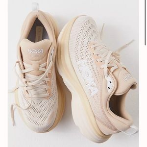 Hoka Bondi 8 in sand